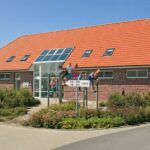 Ganzjahres Camping Neuharlingersiel Camper am Hauptgebaeude vom Campingplatz 150x150