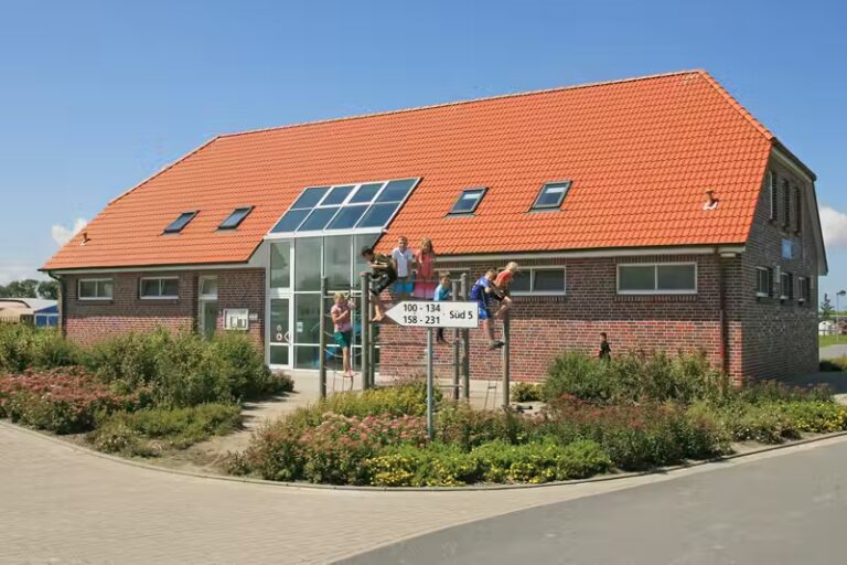 Ganzjahres Camping Neuharlingersiel Camper am Hauptgebaeude vom Campingplatz 768x512