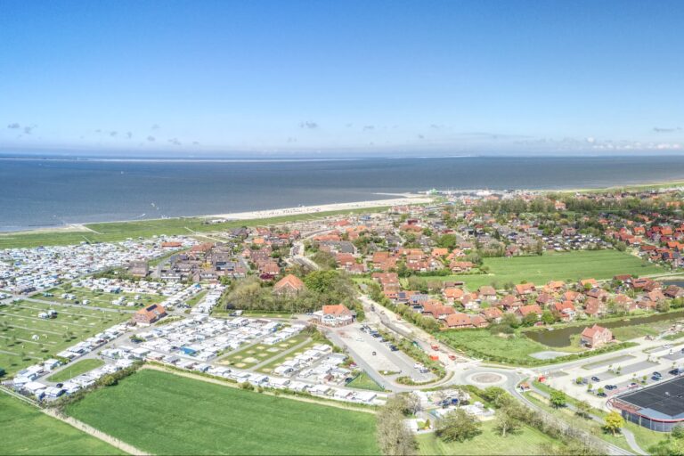 Ganzjahres Camping Neuharlingersiel Luftaufnahme des Campingplatzes mit Pool f9813b1c 4a36 4252 b340 59443dc4dc96 768x512