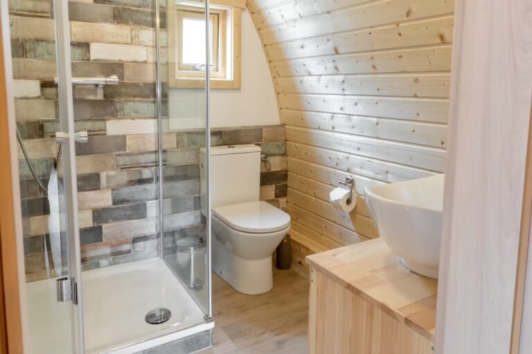 Harz Camp Goslar Innenansicht des Mobilheims Toilette 768x512