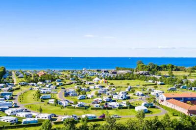 Insel Camp Fehmarn Luftaufnahme vom Campingplatz auf der Insel Fehmarn an der Ostsee 400x267