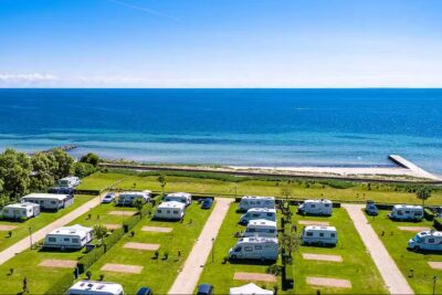 Insel Camp Fehmarn Wohnwagenstellplaetze mit Blick auf die Ostsee 400x267