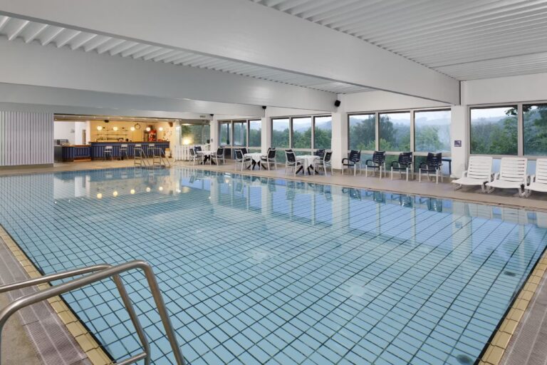 KNAUS Campingpark Hennesee Blick auf die Badehalle mit Bar auf dem Campingplatz 768x512