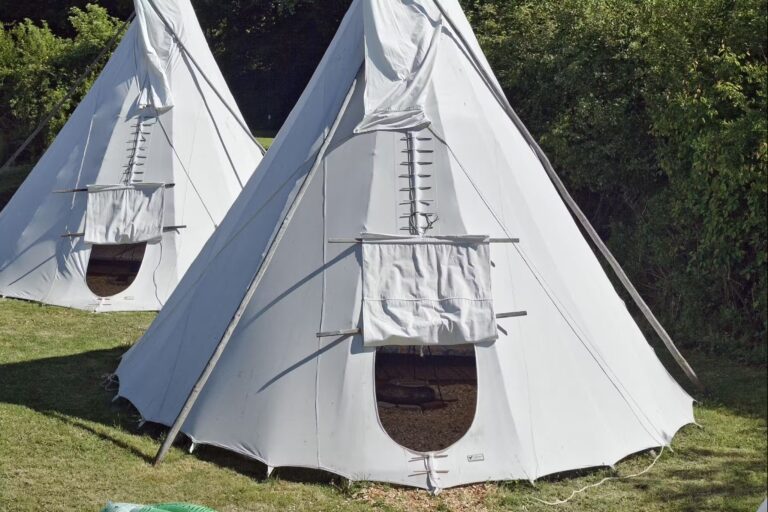 KNAUS Campingpark Hennesee Huetten auf dem Zeltplatz vom Campingplatz 768x512