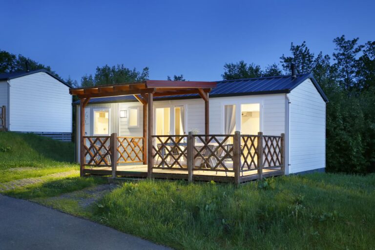 KNAUS Campingpark Hennesee Licht im Mobilheim vom Campingplatz am Abend 768x512