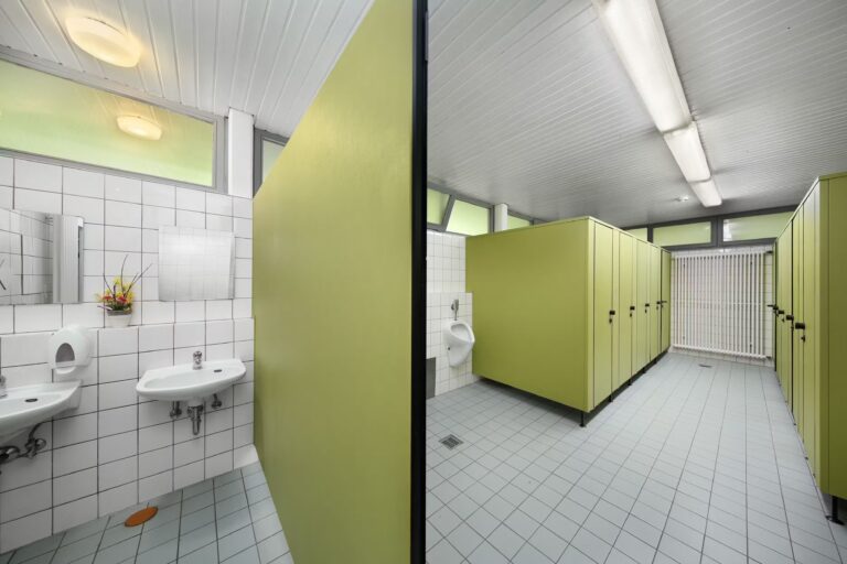 KNAUS Campingpark Hennesee Sauberes Sanitaergebaeude mit WC Kabinen auf dem Campingplatz 768x512