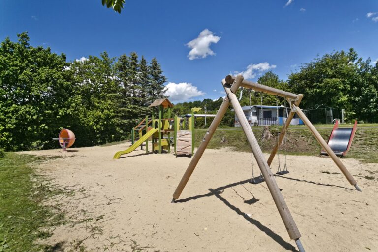KNAUS Campingpark Hennesee Spielplatz fuer Kinder im Freien auf dem Campingplatz 768x512