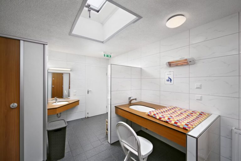 KNAUS Campingpark Walkenried Wickeltisch im Sanitaerbereich 82b37181 8def 49f3 94e4 a5b8ed41b1e1 768x512