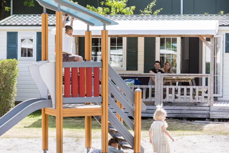 Kampeerdorp De Zandstuve Mobilheim mit Terrasse auf dem Campingplatz 6c686818 cd10 46ba a431 d14a9c638379 768x512