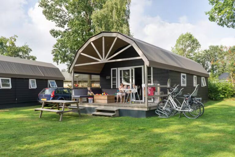 Kampeerdorp De Zandstuve Mobilheim mit Terrasse auf dem Campingplatz 768x512
