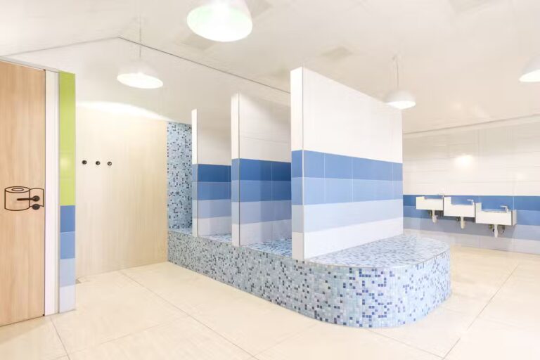 Kampeerdorp De Zandstuve Sanitaergebaeude mit Waschbecken Toiletten und Duschen 768x512