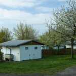 Komfort Campingplatz Panoramablick Blick auf die Stellplaetze mit individuellen Dusch und WC Haeusern  150x150
