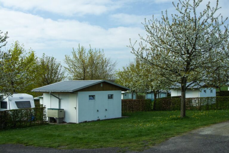 Komfort Campingplatz Panoramablick Blick auf die Stellplaetze mit individuellen Dusch und WC Haeusern  768x512