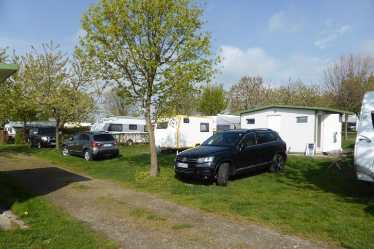 Komfort Campingplatz Panoramablick Stellplaetze mit Toiletten und Duschhaeuschen auf dem Campinggelaende 768x512