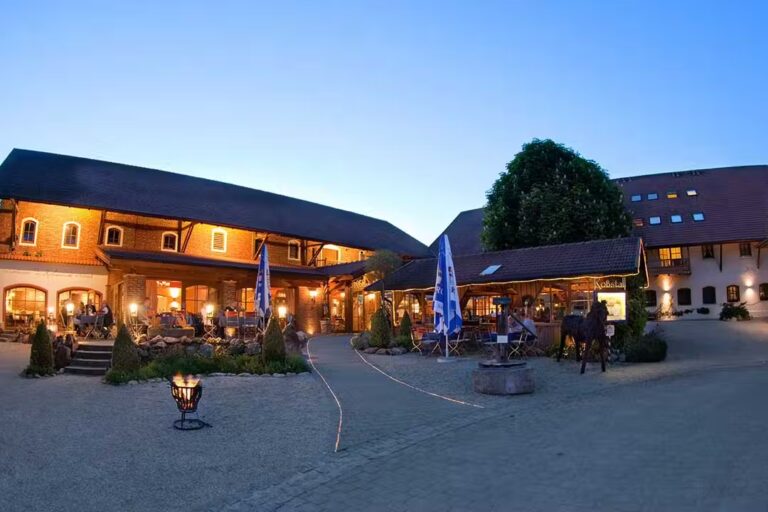 Kur Gutshof Camping Arterhof Hauptgebaeude vom Campingplatz am Abend 768x512