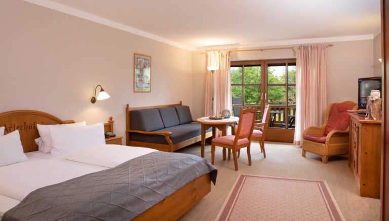 Kur Gutshof Camping Arterhof ferienwohnung mit doppelbett sofa und terrasse ccc05c2b 1035 4e92 83ee 89c3c2dd1053 768x436