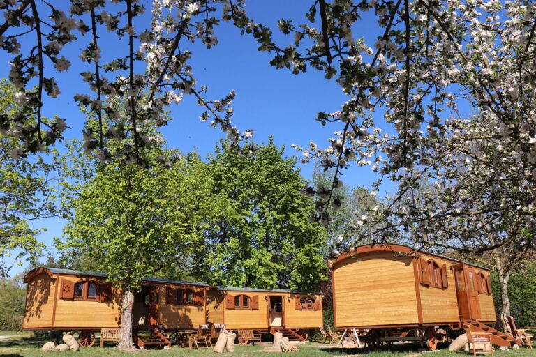 Kur Gutshof Camping Arterhof wohnwagen aus Holz auf dem Campingplatz 768x512