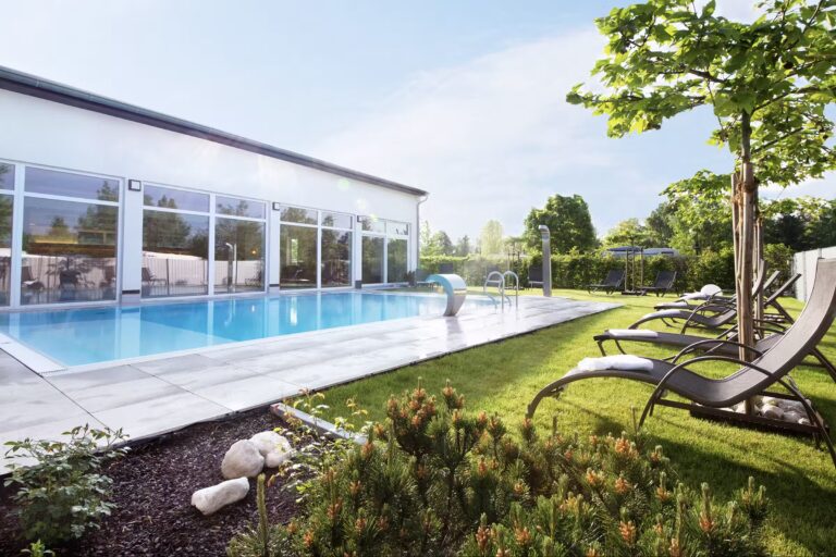 Kur und Feriencamping Max 1 Aussenpool und Sonnenliegen 8f63c422 90db 4604 bd3e bdecbb809f1e 768x512