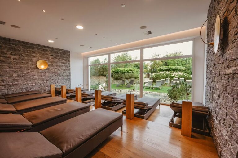 Kur und Feriencamping Max 1 Ruheraum mit Liegen und Aussicht nach draussen ebe41f1b d704 47a0 99d0 c9312ba77d8a 768x512