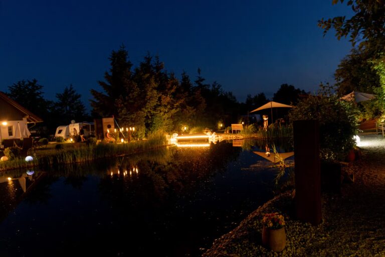 Kur und Feriencamping Max 1 Standplaetze bei Nacht cf2e27a4 0f67 4dd3 b3b4 5123efc1bb88 768x512