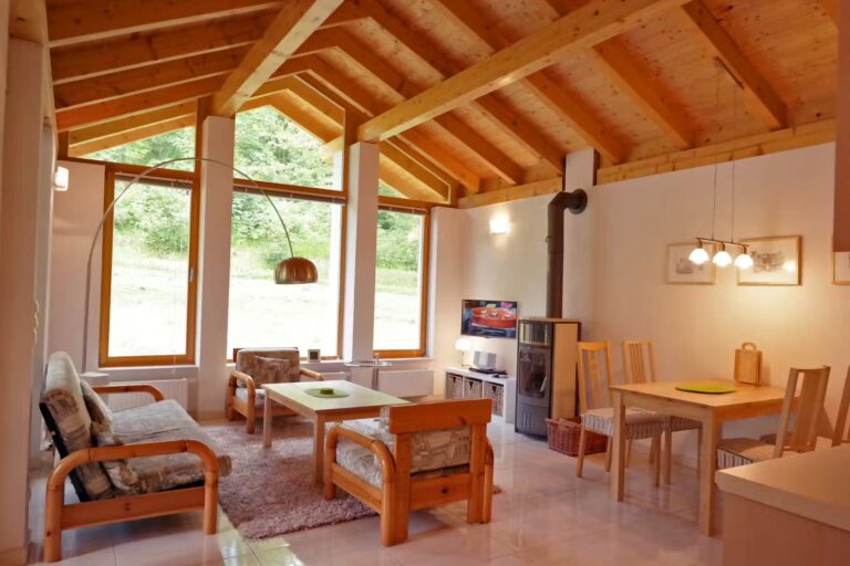 Kurcamping Harz Aufenthaltszimmer mit Kamin im Ferienhaus auf dem Campingplatz 768x512