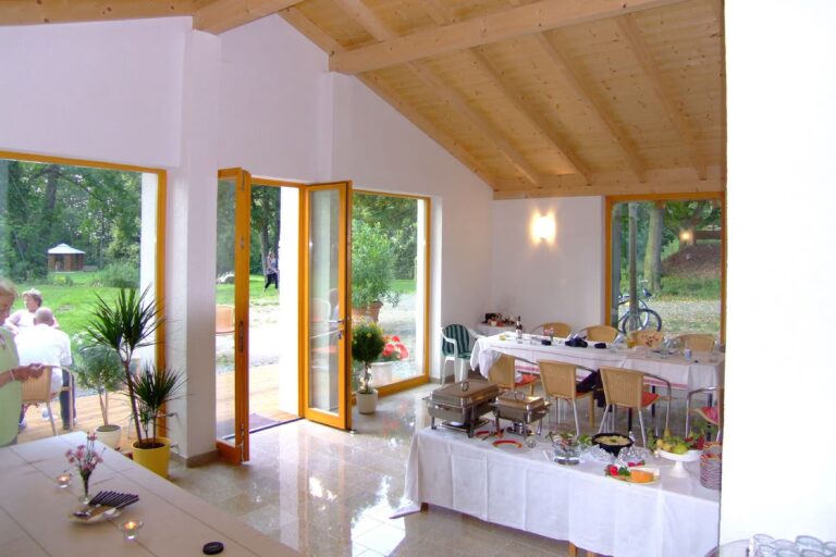 Kurcamping Harz Blick ins Kaminzimmer mit Fruehstueck fuer Gaeste vom Campingplatz 768x512