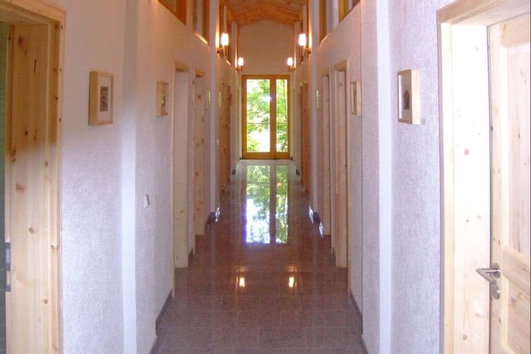 Kurcamping Harz Innenraum vom Sanitaergebaeude mit Einzelbaedern 768x512