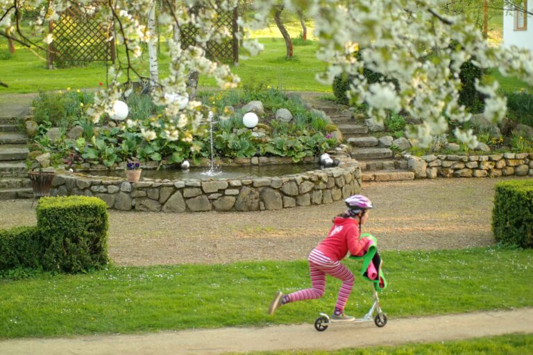 Kurcamping Harz Roller fahren in der Parkanlage vom Campingplatz 768x512