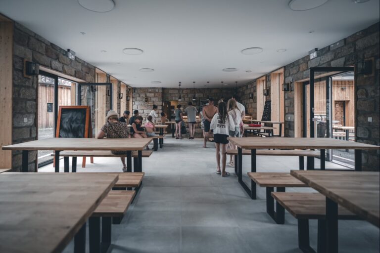 Naturcamping Brettmuehlenteich Innenansicht des Restaurants auf dem Campingplatz 498e500a 5ca5 4b8f abde 54a1097c2b85 768x512