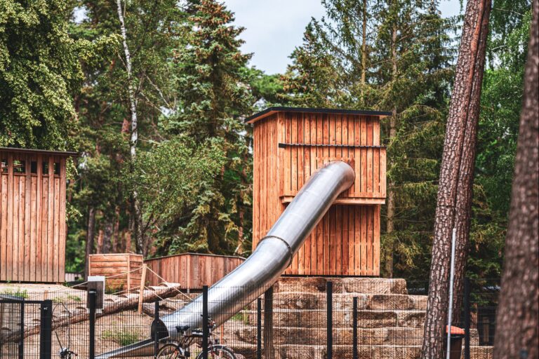 Naturcamping Brettmuehlenteich Kinderspielplatz mit Rutsche auf dem Campingplatz 8bb95384 b0b4 46bd 8e73 38597abfa3b1 768x512