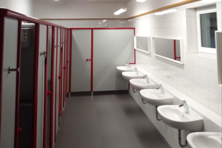 Naturcampingplatz am Olbasee Innenansicht des Sanitaergebaeudes 993001a5 cd40 4f84 abd8 b80005aa0d19 768x512