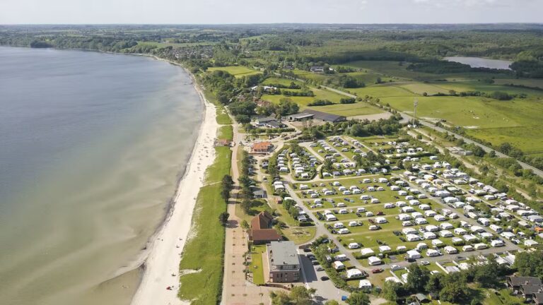 Ostseecamp Gluecksburg Holnis Campingplatz aus der Vogelperspektive 768x432
