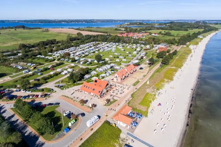 Ostseecamp Gluecksburg Holnis Campingplatz aus der Vogelperspektive mit Blick auf den Ostsee 768x512