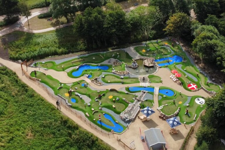 Ostseecamp Gluecksburg Holnis Luftaufnahme des Minigolfplatzes 56a351e6 f62a 4744 9628 1d7cf4dca874 768x512