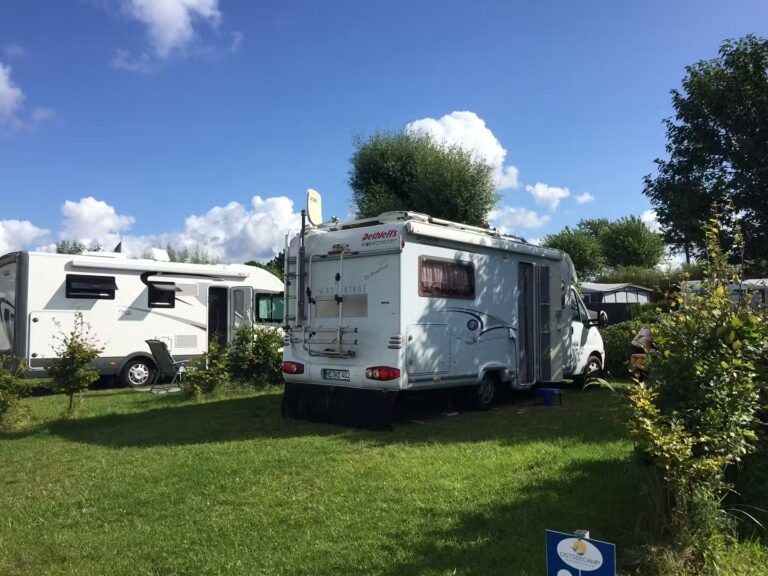 Ostseecamp Gluecksburg Holnis Mobilheim im Schatten unter Baeumen auf dem Campingplatz 768x576