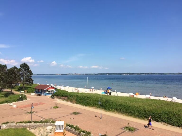 Ostseecamp Gluecksburg Holnis Strandpromenade mit Badestrand Strandkoerben und Kiosk auf dem Campingplatz an der Ostsee 768x576