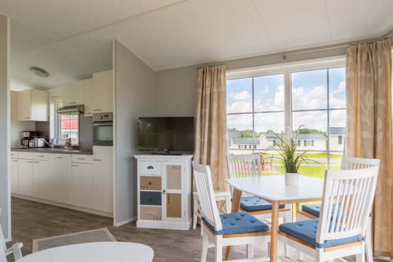 Ostseecamping Familie Heide Essbereich und Kueche im Mobilheim ff8c1af3 5039 49d1 b7cf f26ecf2a8e18 768x512