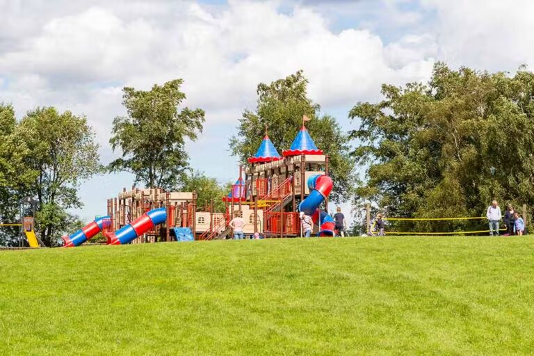 Ostseecamping Familie Heide Spielplatz vom Campingplatz mit Volleyballnetz auf gruener Wiese 768x512