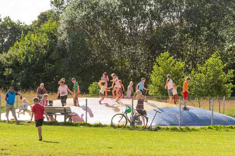 Ostseecamping Familie Heide Trampolin auf dem Spielplatz vom Campingplatz 768x512