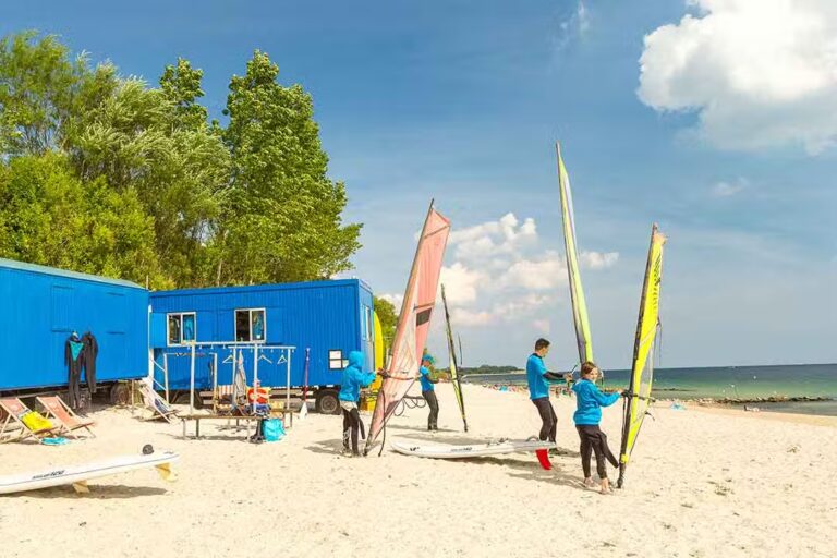 Ostseecamping Familie Heide Windsurfen am Strand vom Campingplatz 768x512