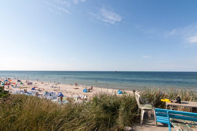 Regenbogen Nonnevitz Badestrand mit Gaeste beim Campingplatz 768x512