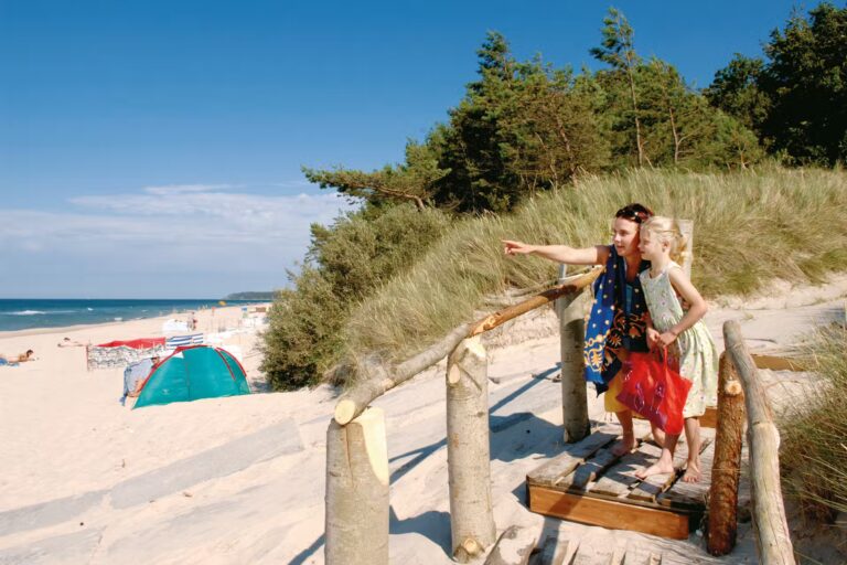 Regenbogen Nonnevitz Fussgaengerweg auf dem Strand 768x512