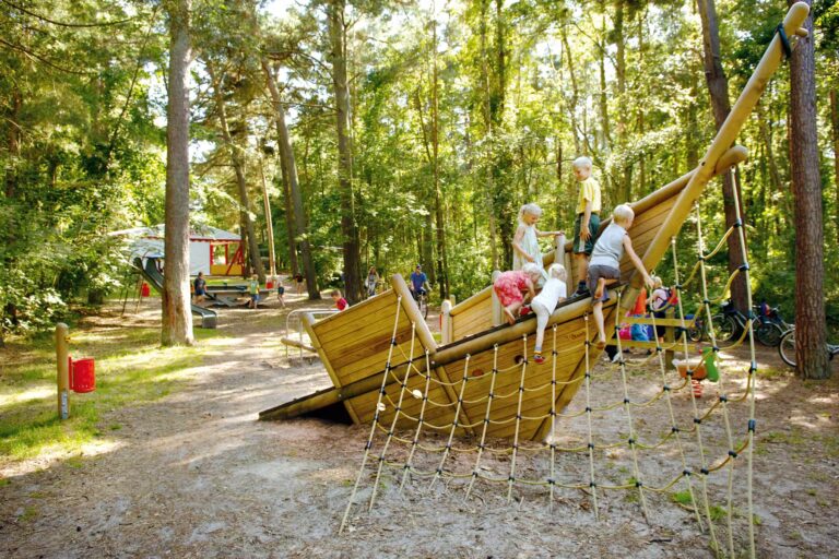 Regenbogen Nonnevitz Kinder spielen auf dem Outdoor Spielplatz 768x512