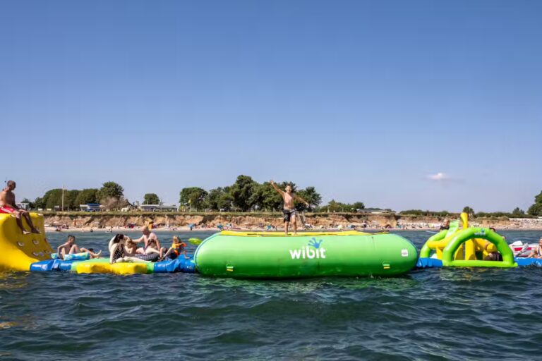 Rosenfelder Strand Ostsee Camping Aufblasbare Spiellandschaft im Wasser 59b5246e 4e67 4c6d b155 52a7115fa836 768x512