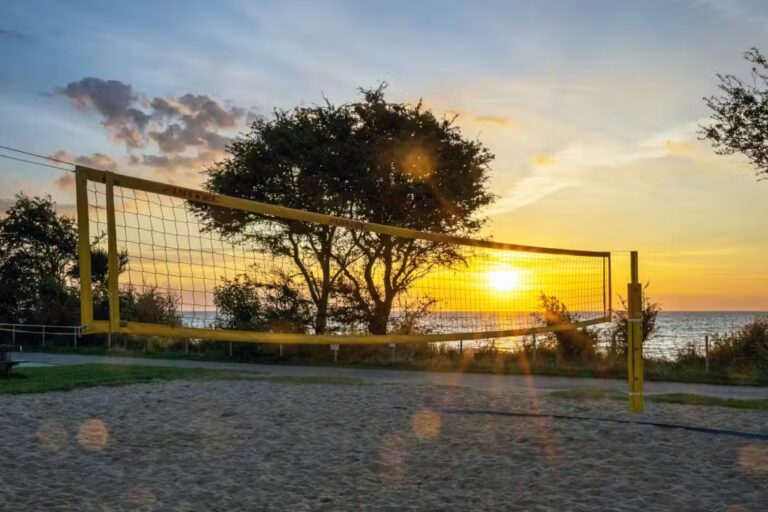 Rosenfelder Strand Ostsee Camping Blick auf das Beachvolleyballfeld bei Sonnenuntergang 94012491 d1d4 4204 9f65 36730b1e2778 768x512