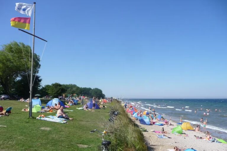 Rosenfelder Strand Ostsee Camping Gaeste am Badestrand vor dem Campingplatz 768x512