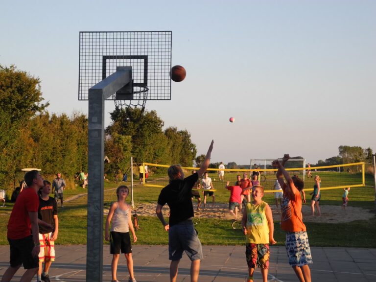 Rosenfelder Strand Ostsee Camping Gaeste beim Basket und Beachvolleyballspiel auf dem Campingplatzgelaende 768x576