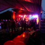 Rosenfelder Strand Ostsee Camping Gaeste beim abendlichen Konzert auf dem Campingplatz 150x150
