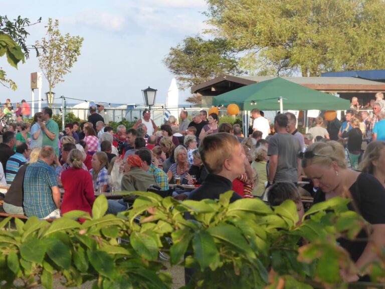 Rosenfelder Strand Ostsee Camping Gaeste im Biergarten auf dem Campingplatzgelaende 768x576