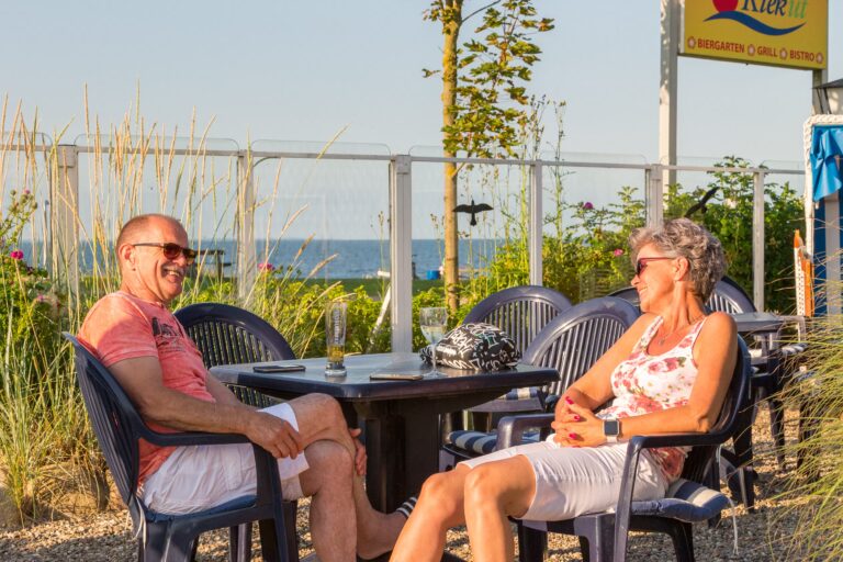 Rosenfelder Strand Ostsee Camping Gaeste im Biergarten des Restaurants an der Ostsee auf dem Campingplatzgelaende 768x512